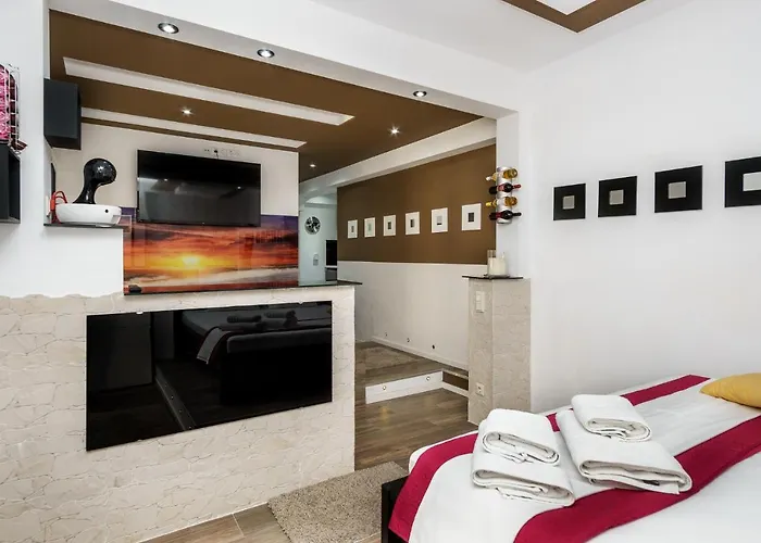 C.8 Indigo&Leon #Suite_In_City_Center